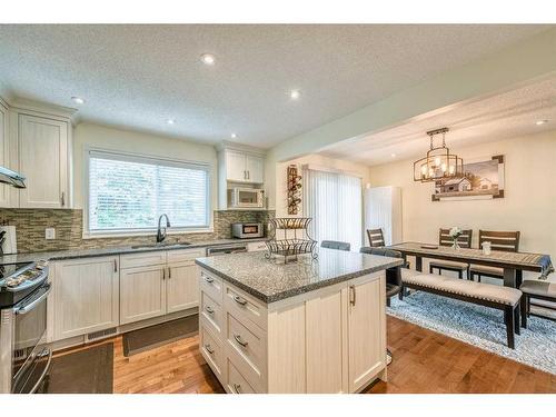 3832 Varsity Drive Nw, Calgary, AB - Indoor Photo Showing Kitchen With Upgraded Kitchen