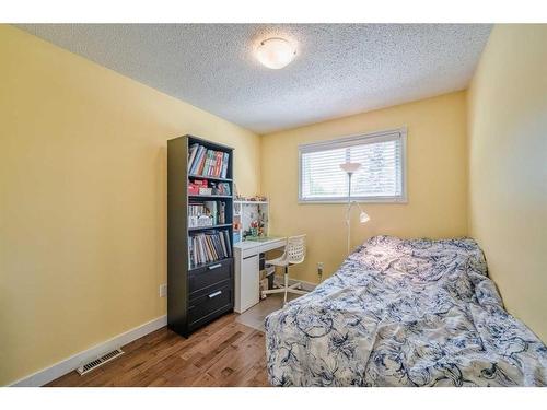 3832 Varsity Drive Nw, Calgary, AB - Indoor Photo Showing Bedroom
