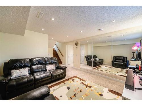 3832 Varsity Drive Nw, Calgary, AB - Indoor Photo Showing Living Room