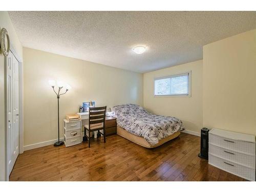 3832 Varsity Drive Nw, Calgary, AB - Indoor Photo Showing Bedroom