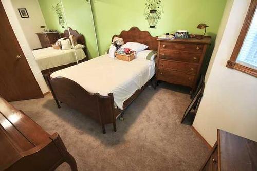 675054 Range Road 183, Rural Athabasca County, AB - Indoor Photo Showing Bedroom