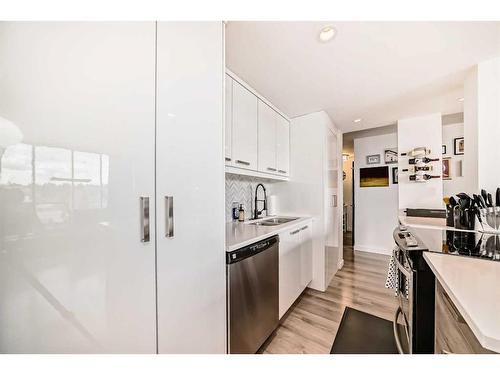 803-1111 15 Avenue Sw, Calgary, AB - Indoor Photo Showing Kitchen With Double Sink