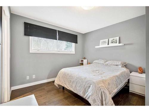 5112 33 Street Nw, Calgary, AB - Indoor Photo Showing Bedroom