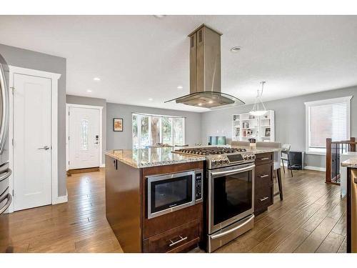 5112 33 Street Nw, Calgary, AB - Indoor Photo Showing Kitchen With Upgraded Kitchen