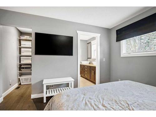 5112 33 Street Nw, Calgary, AB - Indoor Photo Showing Bedroom