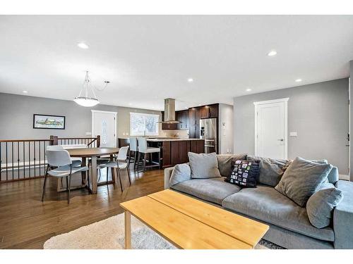 5112 33 Street Nw, Calgary, AB - Indoor Photo Showing Living Room