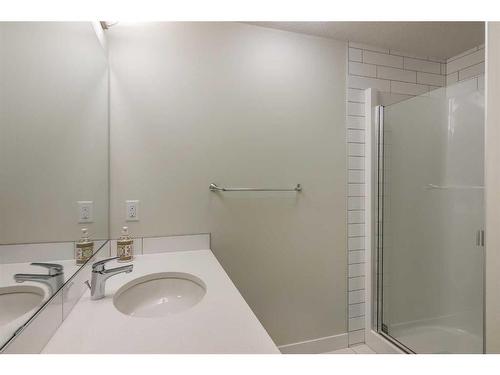 1008-32 Varsity Estates Circle Nw, Calgary, AB - Indoor Photo Showing Bathroom