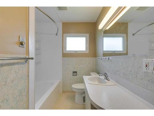 4111 19 Street Nw, Calgary, AB - Indoor Photo Showing Bathroom
