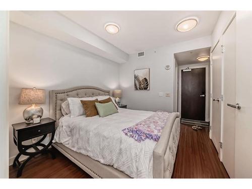 560-222 Riverfront Avenue Sw, Calgary, AB - Indoor Photo Showing Bedroom