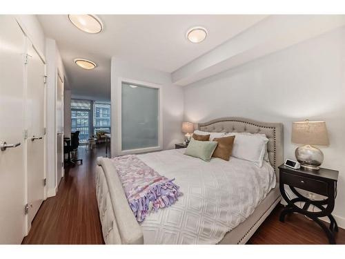 560-222 Riverfront Avenue Sw, Calgary, AB - Indoor Photo Showing Bedroom
