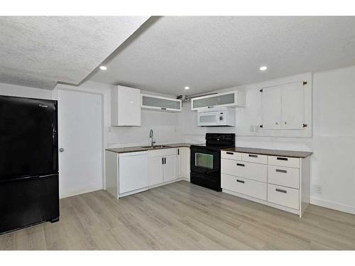 3451 32A Avenue Se, Calgary, AB - Indoor Photo Showing Kitchen