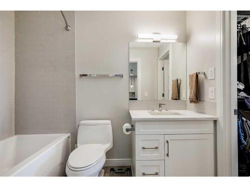 3208-80 Greenbriar Place Nw, Calgary, AB - Indoor Photo Showing Bathroom
