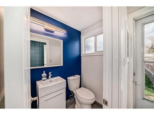 A-2440 53 Avenue Sw, Calgary, AB - Indoor Photo Showing Bathroom