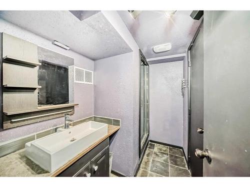 A-2440 53 Avenue Sw, Calgary, AB - Indoor Photo Showing Bathroom