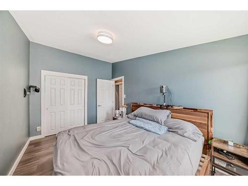 A-2440 53 Avenue Sw, Calgary, AB - Indoor Photo Showing Bedroom