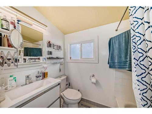 A-2440 53 Avenue Sw, Calgary, AB - Indoor Photo Showing Bathroom