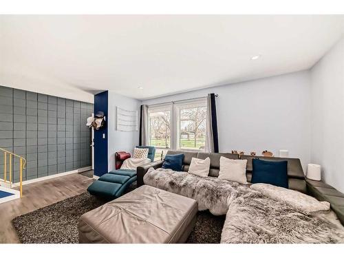 A-2440 53 Avenue Sw, Calgary, AB - Indoor Photo Showing Living Room