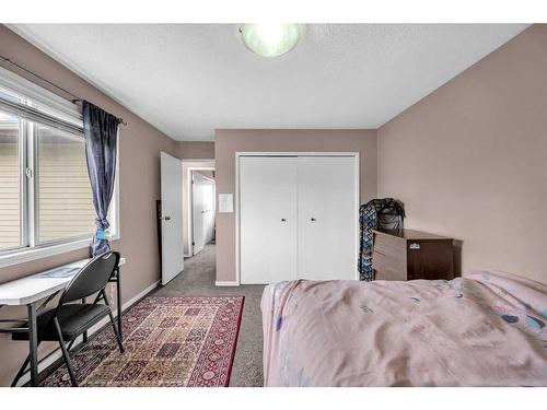 22-64 Whitnel Court Ne, Calgary, AB - Indoor Photo Showing Bedroom