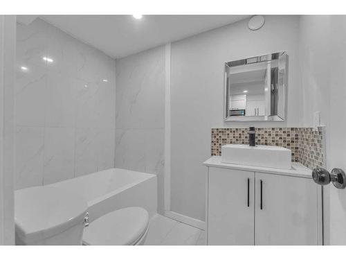 4219 Dovercrest Drive Se, Calgary, AB - Indoor Photo Showing Bathroom