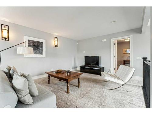 2528 2 Avenue Nw, Calgary, AB - Indoor Photo Showing Living Room