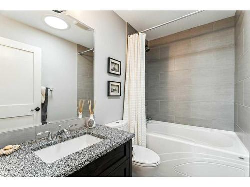 2528 2 Avenue Nw, Calgary, AB - Indoor Photo Showing Bathroom