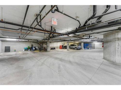 205-320 12 Avenue Ne, Calgary, AB - Indoor Photo Showing Garage