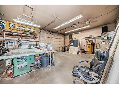 5555 Madigan Drive Ne, Calgary, AB - Indoor Photo Showing Garage