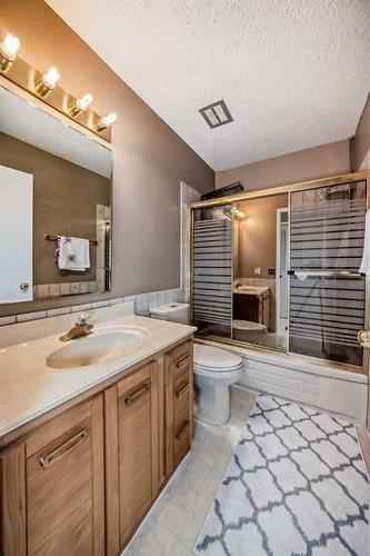 5555 Madigan Drive Ne, Calgary, AB - Indoor Photo Showing Bathroom