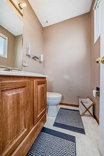5555 Madigan Drive Ne, Calgary, AB - Indoor Photo Showing Bathroom