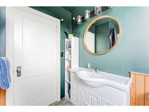 436 Muskrat Street, Banff, AB - Indoor Photo Showing Bathroom