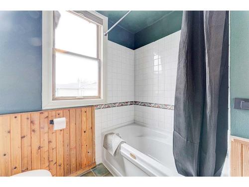 436 Muskrat Street, Banff, AB - Indoor Photo Showing Bathroom