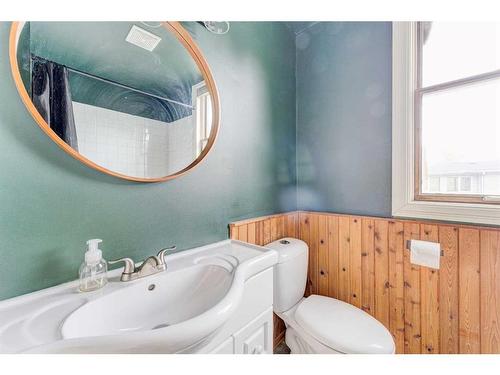 436 Muskrat Street, Banff, AB - Indoor Photo Showing Bathroom