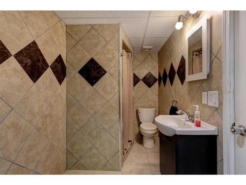 142 Cramond Circle Se, Calgary, AB - Indoor Photo Showing Bathroom