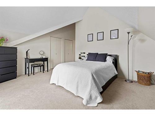 201-140 26 Avenue Nw, Calgary, AB - Indoor Photo Showing Bedroom
