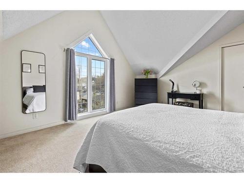 201-140 26 Avenue Nw, Calgary, AB - Indoor Photo Showing Bedroom