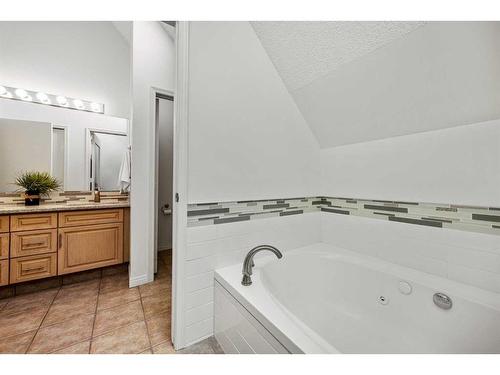 201-140 26 Avenue Nw, Calgary, AB - Indoor Photo Showing Bathroom