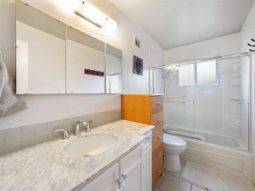 960 Bracewood Rise Sw, Calgary, AB - Indoor Photo Showing Bathroom