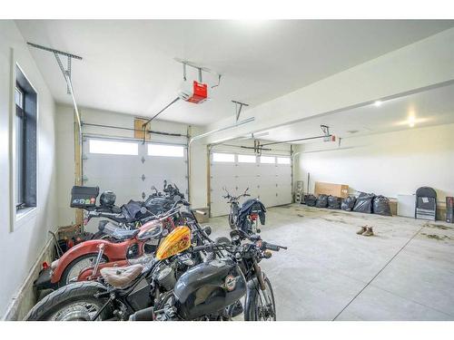 492 Muirfield Crescent, Lyalta, AB - Indoor Photo Showing Garage