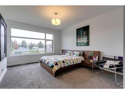 4516 32 Avenue Sw, Calgary, AB - Indoor Photo Showing Bedroom