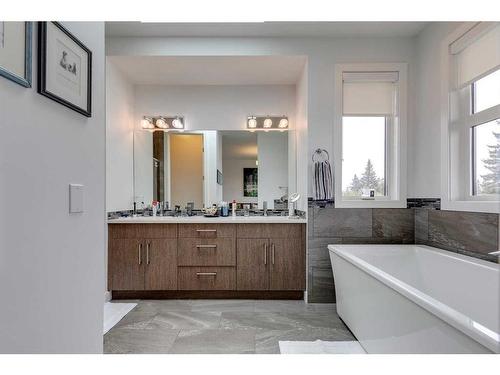 4516 32 Avenue Sw, Calgary, AB - Indoor Photo Showing Bathroom