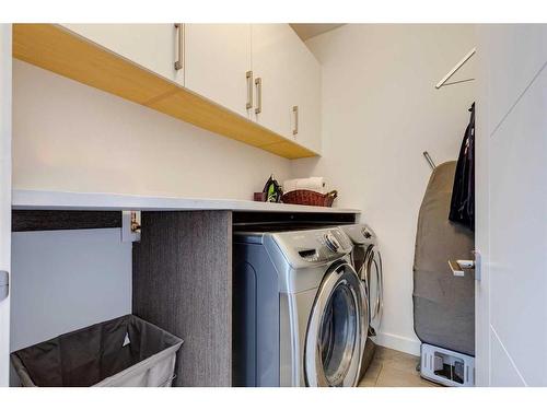4516 32 Avenue Sw, Calgary, AB - Indoor Photo Showing Laundry Room