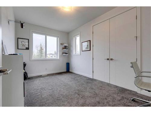4516 32 Avenue Sw, Calgary, AB - Indoor Photo Showing Other Room