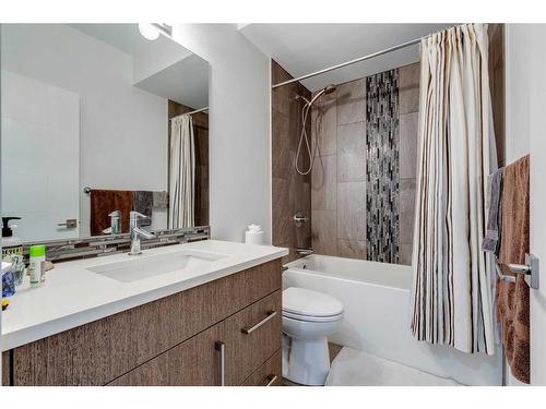 4516 32 Avenue Sw, Calgary, AB - Indoor Photo Showing Bathroom