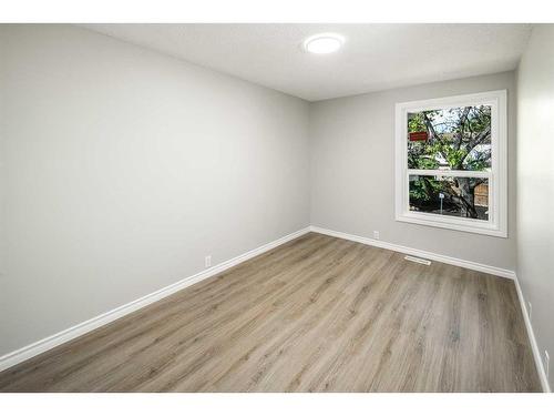 70-630 Sabrina Road Sw, Calgary, AB - Indoor Photo Showing Other Room