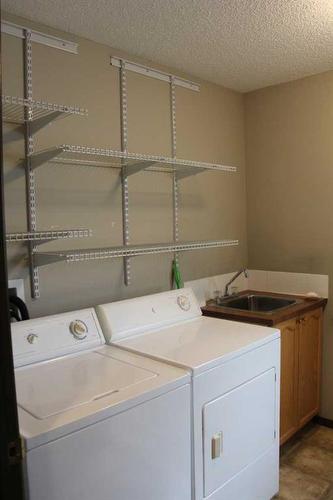 10 Royal Elm Drive Nw, Calgary, AB - Indoor Photo Showing Laundry Room
