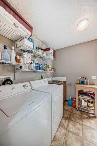 10 Royal Elm Drive Nw, Calgary, AB - Indoor Photo Showing Laundry Room