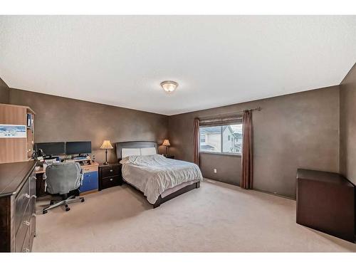 10 Royal Elm Drive Nw, Calgary, AB - Indoor Photo Showing Bedroom