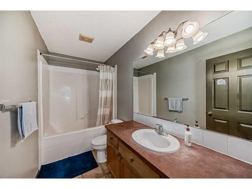 10 Royal Elm Drive Nw, Calgary, AB - Indoor Photo Showing Bathroom
