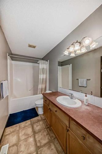 10 Royal Elm Drive Nw, Calgary, AB - Indoor Photo Showing Bathroom