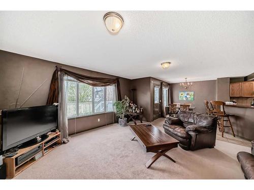 10 Royal Elm Drive Nw, Calgary, AB - Indoor Photo Showing Living Room